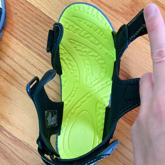 Boy’s size 3 Khombu black and green sandals with adjustable Velcro straps - Picture 6 of 7